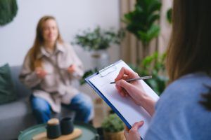 El enfoque cognitivo conductual es un tratamiento eficaz para la ansiedad. Esta terapia se centra en la relación entre los pensamientos, las emociones y los comportamientos de una persona y cómo estos factores pueden contribuir a la ansiedad.
